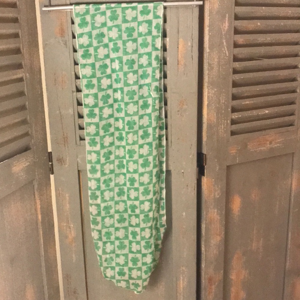 Clover scarf